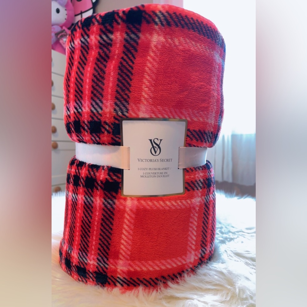 VICTORIA'S SECRET
1COZY-PLUSH BLANKET /
